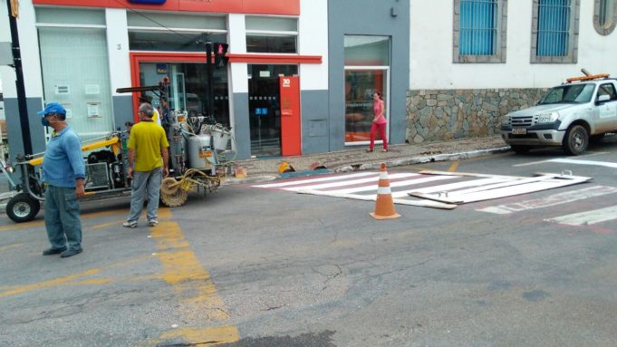 Prefeitura recupera sinalização em vias urbanas