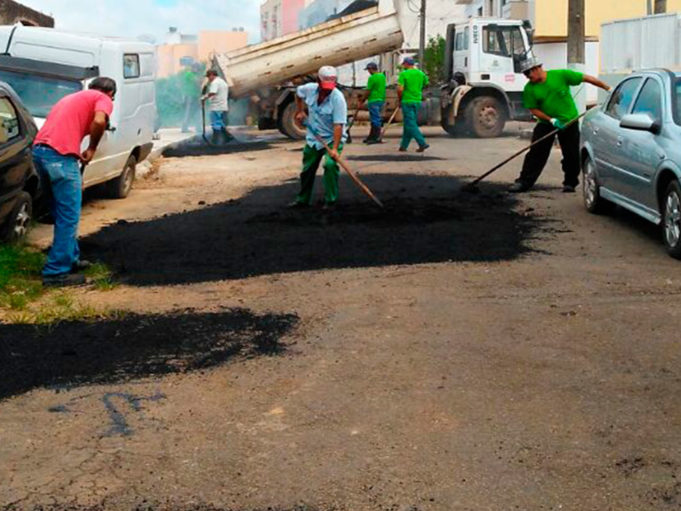 Bairro Manoel Correa recebe operação tapa-buracos