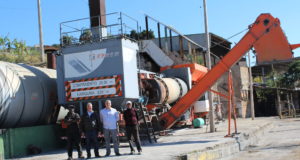 Prefeito e vice visitam usina de asfalto e fábrica de manilhas do município