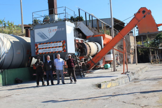 Prefeito e vice visitam usina de asfalto e fábrica de manilhas do município