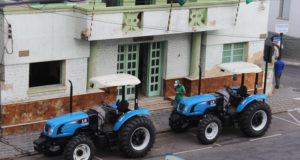 Prefeitura adquire dois tratores agrícolas