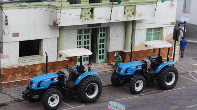 Prefeitura adquire dois tratores agrícolas