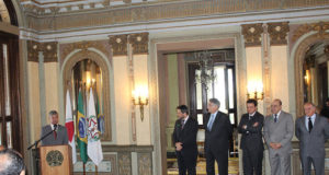 Prefeito é recebido pelo Governador para devolução de terreno da Cohab