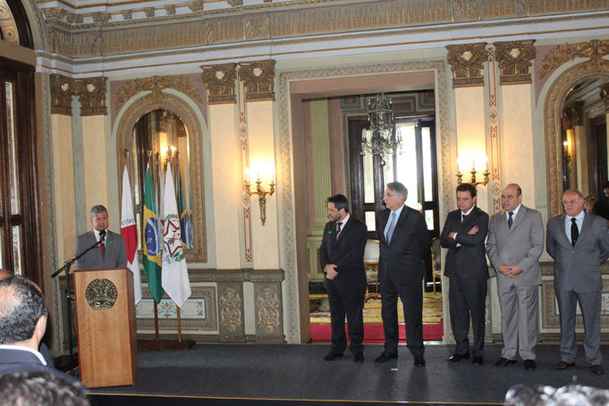 Prefeito é recebido pelo Governador para devolução de terreno da Cohab