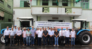 Prefeito recebe dois tratores agrícolas que beneficiarão a população rural