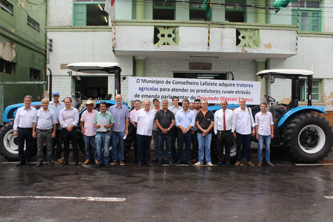 Prefeito recebe dois tratores agrícolas que beneficiarão a população rural