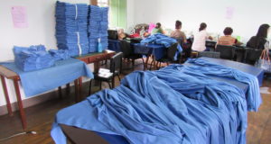 Voluntários e alunos confeccionam peças para Pronto Socorro