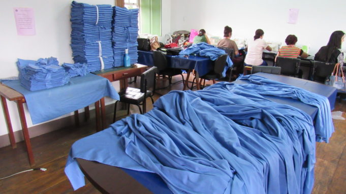 Voluntários e alunos confeccionam peças para Pronto Socorro