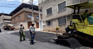 A prefeitura de Conselheiro Lafaiete retomou nesta semana o asfaltamento da Rua Floriano Franco, no Carijós.