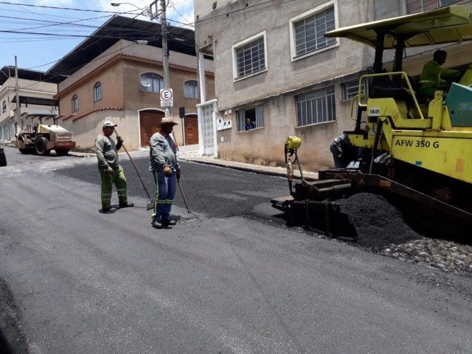 A prefeitura de Conselheiro Lafaiete retomou nesta semana o asfaltamento da Rua Floriano Franco, no Carijós.