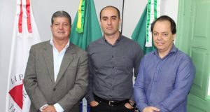 Prefeito reúne-se com gerente de negócios do Mart Minas