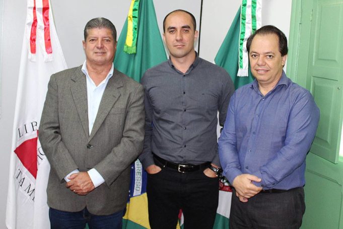 Prefeito reúne-se com gerente de negócios do Mart Minas