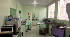 Secretaria de Saúde estuda terceirização de exames da policlínica e pode fechar laboratório público que gera prejuízo de mais de R$56 mil/mês