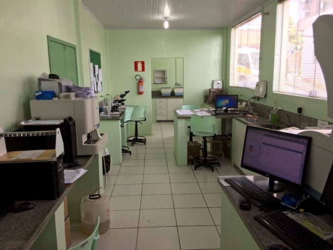 Secretaria de Saúde estuda terceirização de exames da policlínica e pode fechar laboratório público que gera prejuízo de mais de R$56 mil/mês