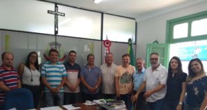 Prefeito. vice e vereadores e reúnem-se para discutir assuntos diversos