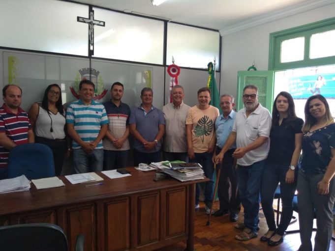 Prefeito. vice e vereadores e reúnem-se para discutir assuntos diversos