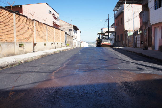 Serviço de pavimentação continua na cidade