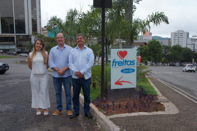 Prefeito comemora mais um espaço recuperado em parceria com a Rede Freitas