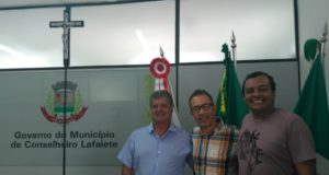 Prefeito recebe vereador e pastor