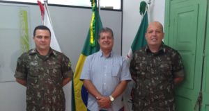 Prefeito recebe representantes do Tiro de Guerra