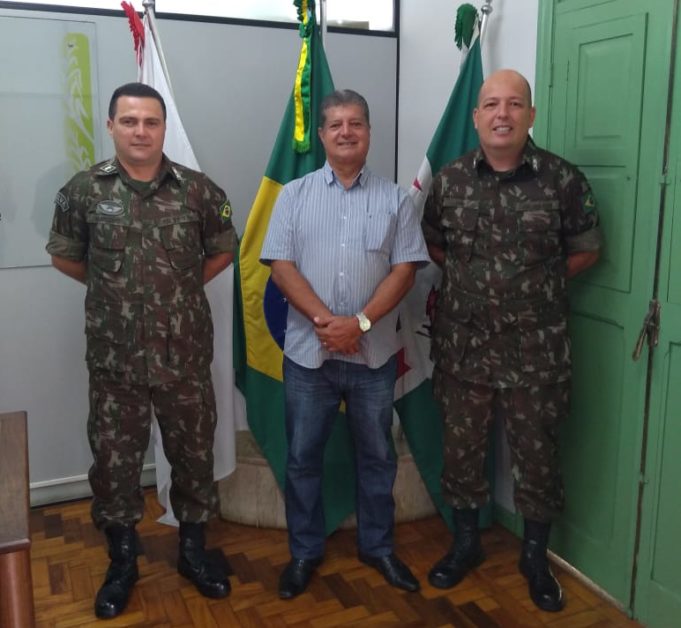 Prefeito recebe representantes do Tiro de Guerra