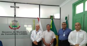 Prefeito recebe representantes da Copasa