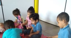 Crianças recebem novos brinquedos na Creche CAIC