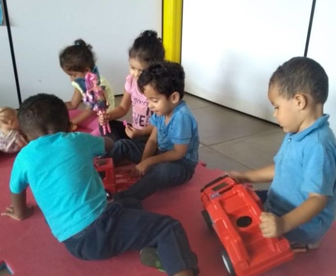 Crianças recebem novos brinquedos na Creche CAIC