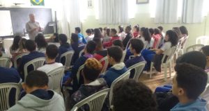 Escola aborda temas para formação dos alunos