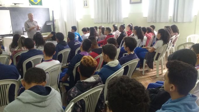 Escola aborda temas para formação dos alunos