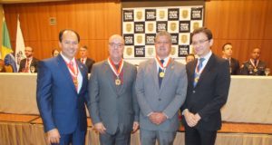 Prefeito recebe Medalha da Polícia Civil