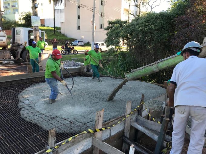 Prefeitura está recuperando a ponte da Rua Francisco Lobo