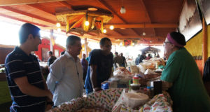 Mercado do Produtor recebe visita de prefeito e secretário