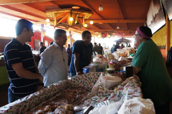Mercado do Produtor recebe visita de prefeito e secretário