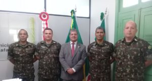 Prefeito recebe oficiais do Exército