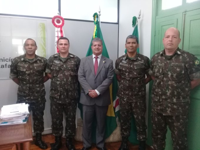 Prefeito recebe oficiais do Exército