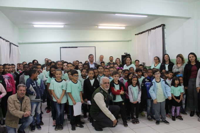 Momento Cívico marca entrega de obras em escola municipal