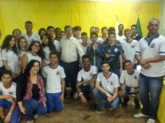 Prefeito prestigia exposição em escola