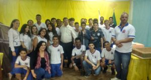 Prefeito prestigia exposição em escola