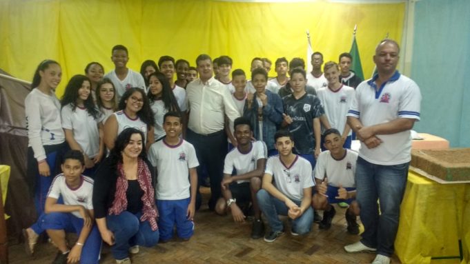 Prefeito prestigia exposição em escola