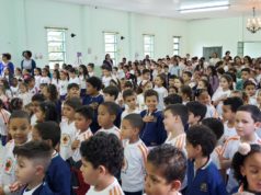 Entrega de material esportivo marca hora cívica na Escola Meridional