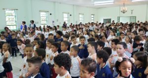 Entrega de material esportivo marca hora cívica na Escola Meridional