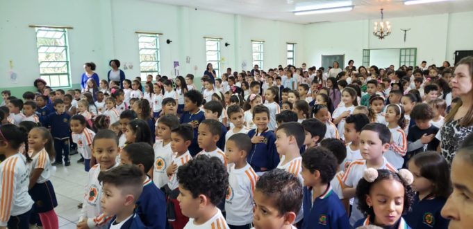Entrega de material esportivo marca hora cívica na Escola Meridional