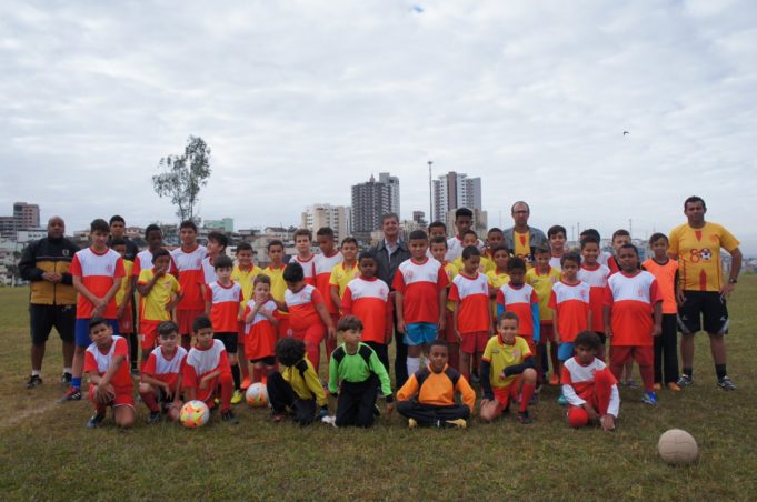Escola de Futebol do Atletique Futebol Clube recebe visita do Prefeito