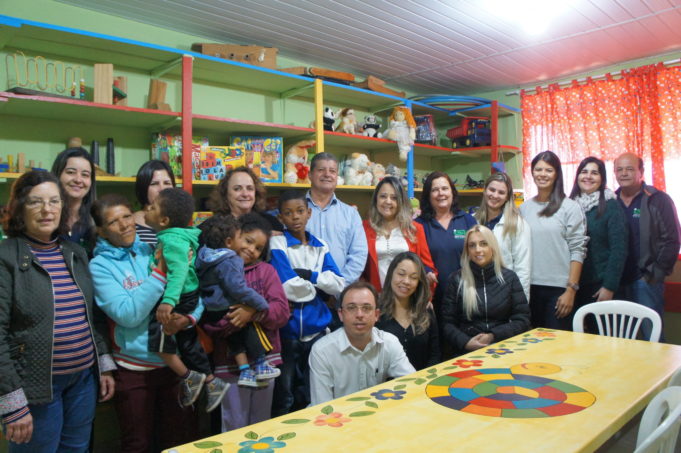 Instituto São Dimas recebe doação de brinquedoteca, prefeito faz visita em setores da Administração Pública.