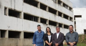 Prefeito e deputado acompanham funcionários da Secretaria de Estado de Saúde de Minas Gerais em visita ao Hospital Regional em Lafaiete