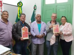 Prefeito recebe homenagem de associação de bairro