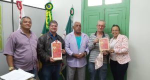 Prefeito recebe homenagem de associação de bairro