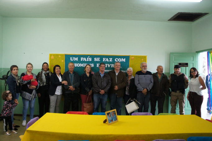Momento cívico e entrega das obras na escola dos Almeidas