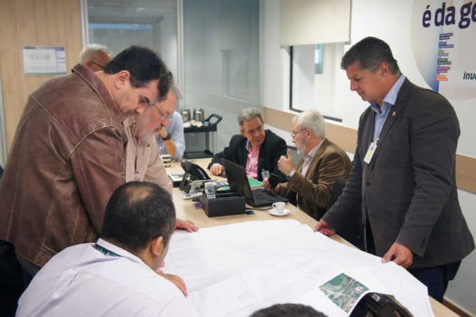 Prefeito apresenta projeto de trincheira para acesso ao Paulo VI e região do Amaro Ribeiro em reunião com a Via 040